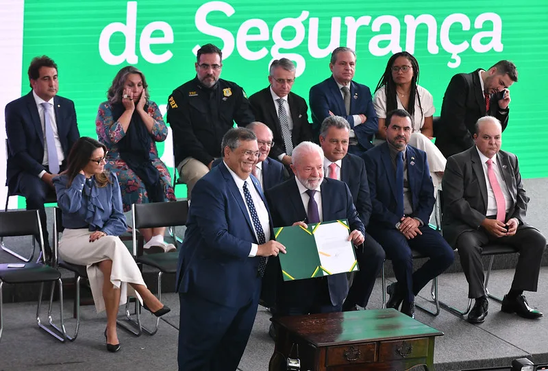 Presidente Lula e ministro Dino assinaram decreto de armas nesta sexta-feira