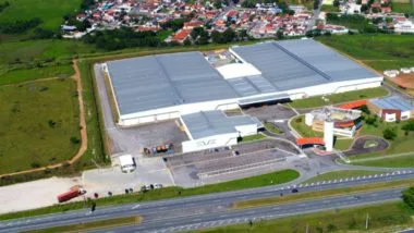 Fábrica de carros voadores ficará no complexo da Embraer, no município de Taubaté (SP).