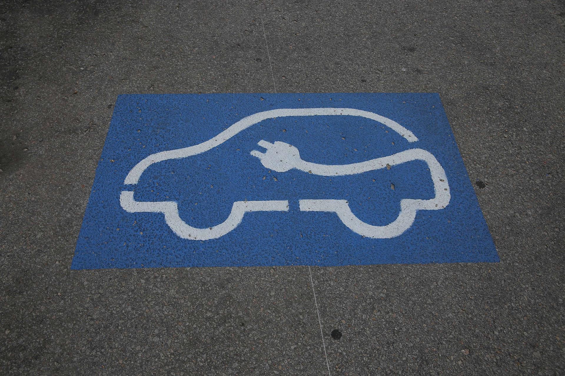 Sinalização de estacionamento especial para carro elétrico no Uruguai. Se carros elétricos realmente fossem mais econômicos e eficientes, não estariam sendo forçados na população pelo governo, argumenta David Harsanyi.