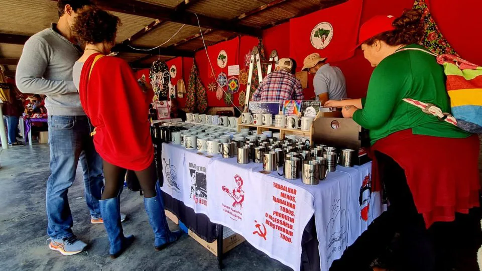 Arraiá #TôComMST: oferta de souvenires comunistas foi maior do que a de alimentos cultivados em assentamentos.