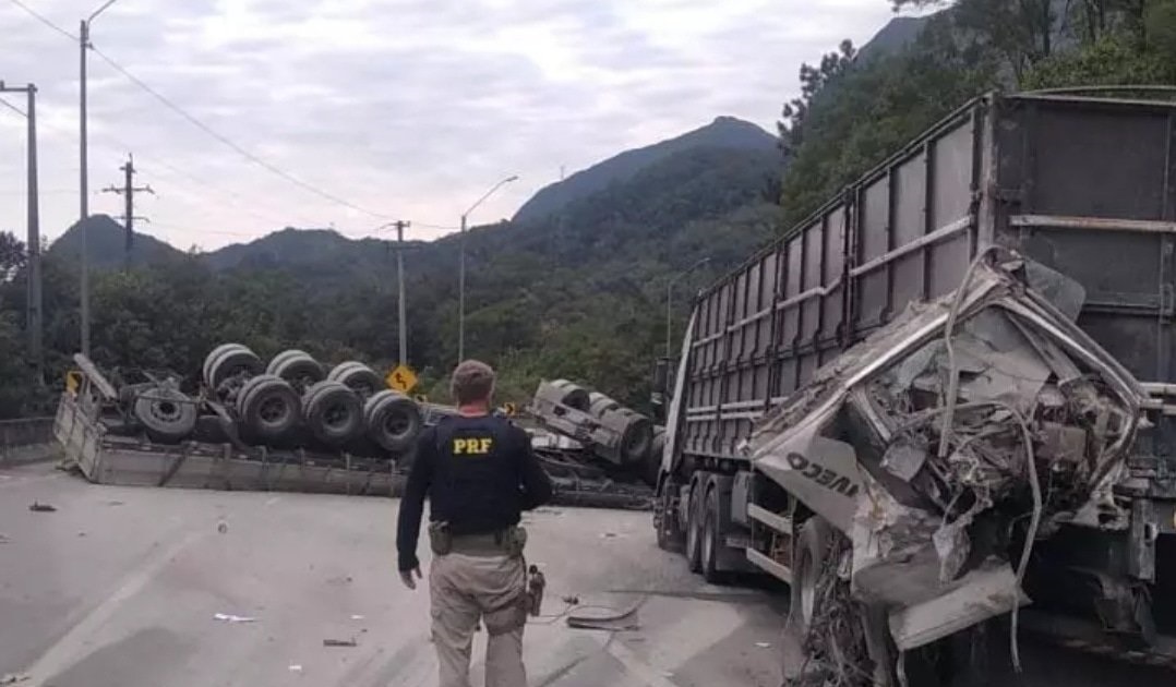 Segundo a PRF, não há previsão de horário para liberação da rodovia