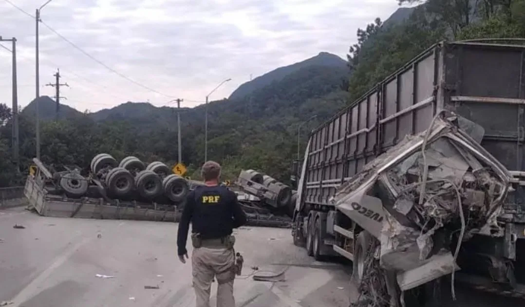 BR-376 interditada após tombamento de carreta