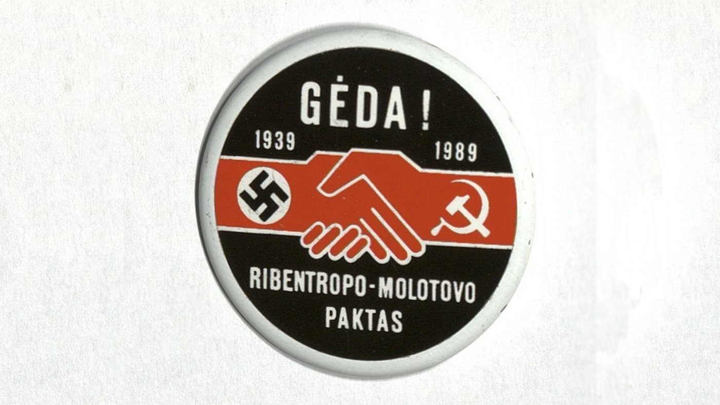 Broche feito em 1989 marcando os 50 anos do Pacto Molotov-Ribbentrop, quando nazistas e soviéticos se aliaram. O texto está em lituano e diz "Vergonha!"