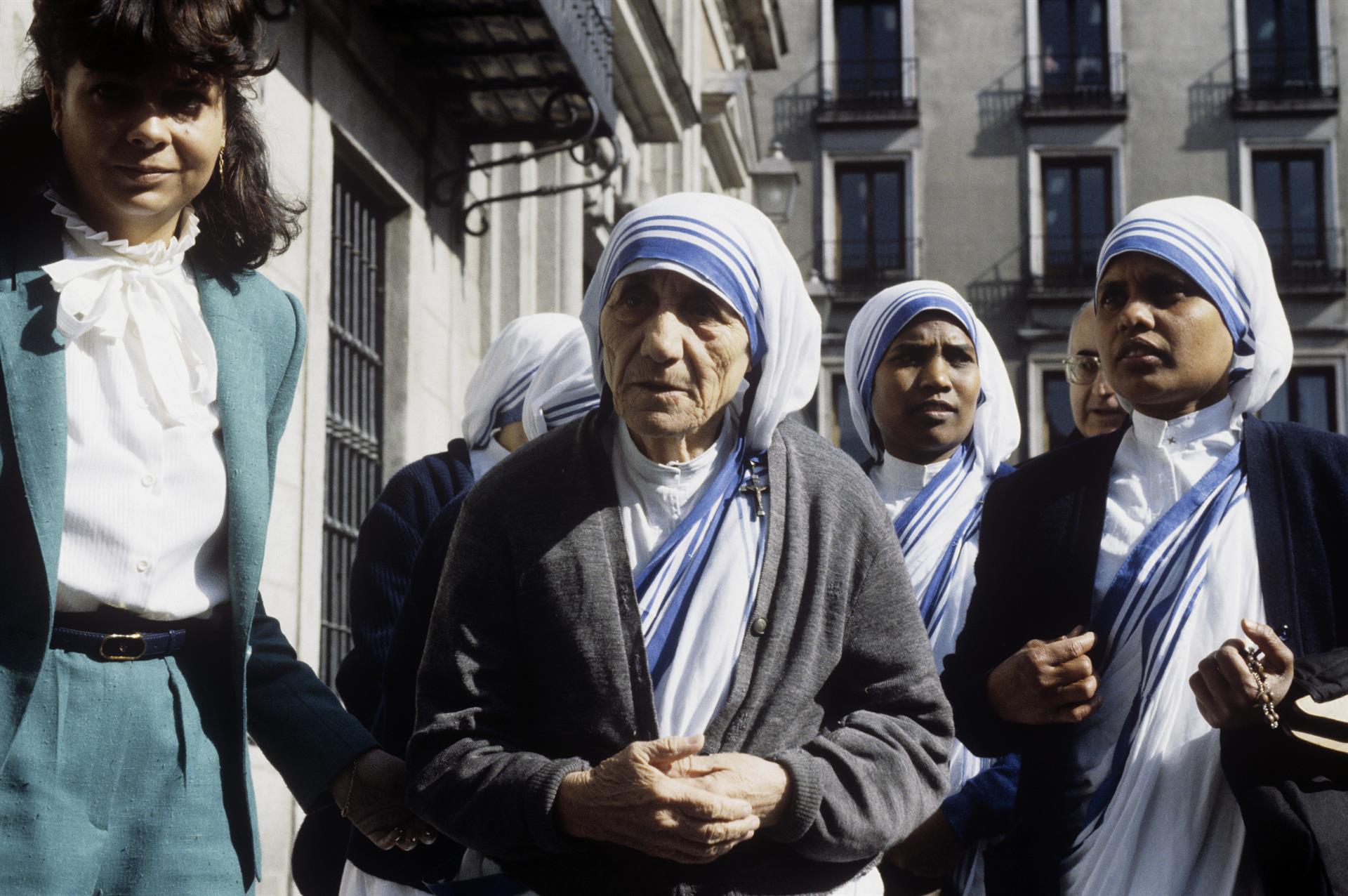 Madre Teresa, acompanhada de religiosas de sua congregação, na cidade de Madri, em 1983.