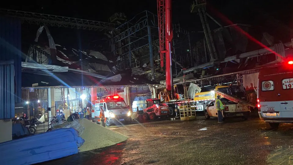 Segundo o Corpo de Bombeiros, primeira explosão foi no armazém de número três da cooperativa, em Palotina (PR)