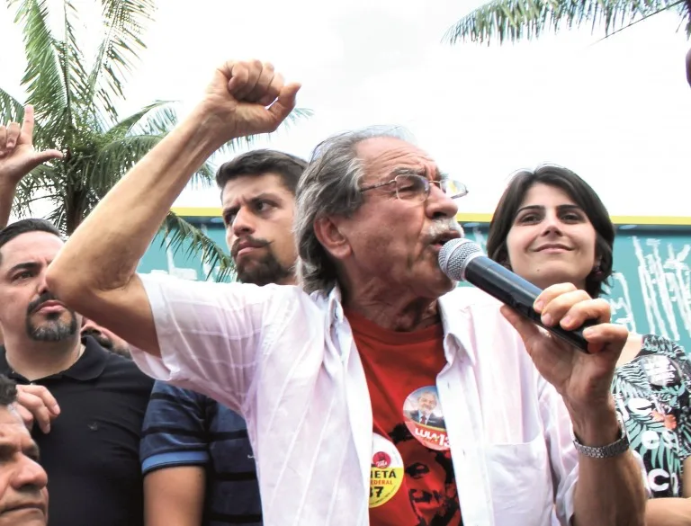 Elói Pietá (PT), em Guarulhos, fazendo campanha para Lula (PT) em 2018.