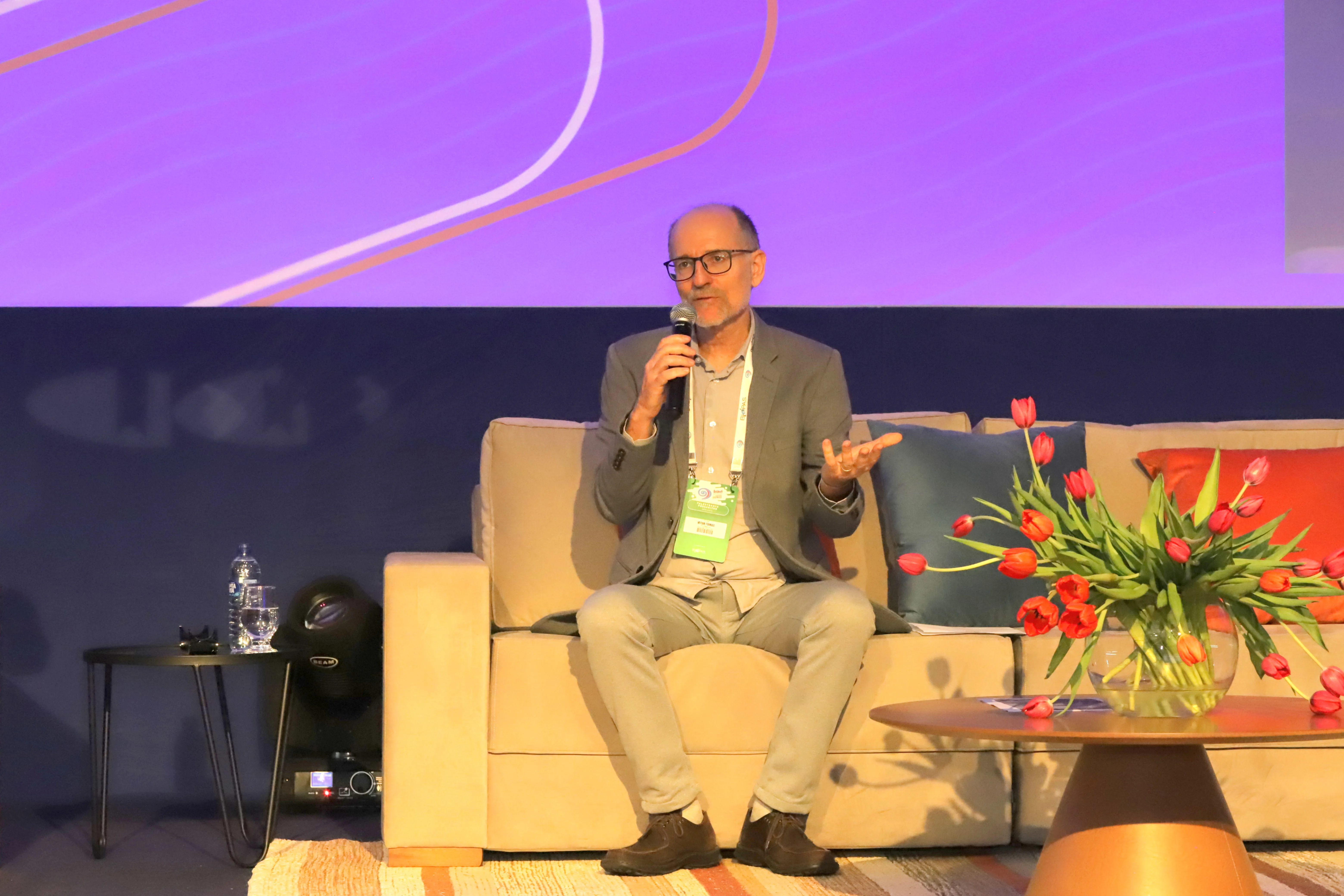 "O comercial e a ideologia movem isso tudo", alerta médico sobre o debate científico