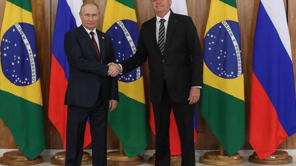 Presidente russo, Vladimir Putin, e o ex-presidente, Jair Bolsonaro (PL), se reuniram em fevereiro de 2022 para negociar fertilizantes.