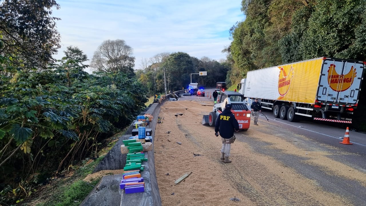 Carregamento de maconha estava escondido no meio de carga de soja, segundo informações da PRF.