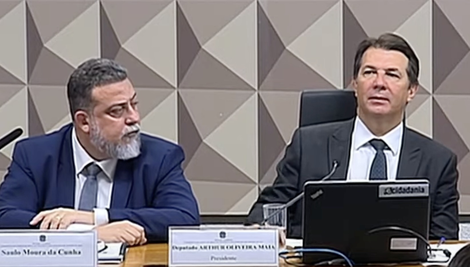 Saulo Moura da Cunha (à esq), ex-diretor da Abin, presta depoimento na CPMI de 8/1