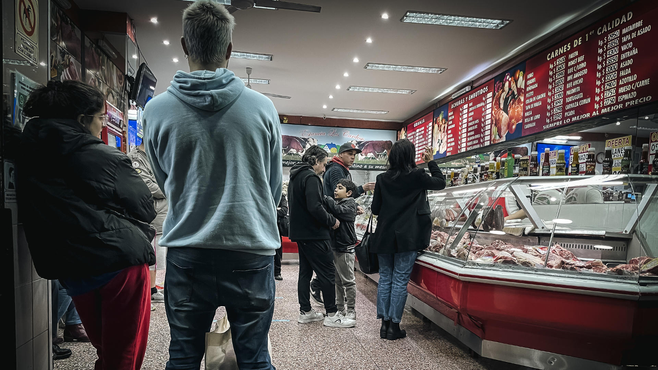 Com mais carne permanecendo no mercado interno, barreiras da China e da UE devem reduzir os preços nos açougues.
