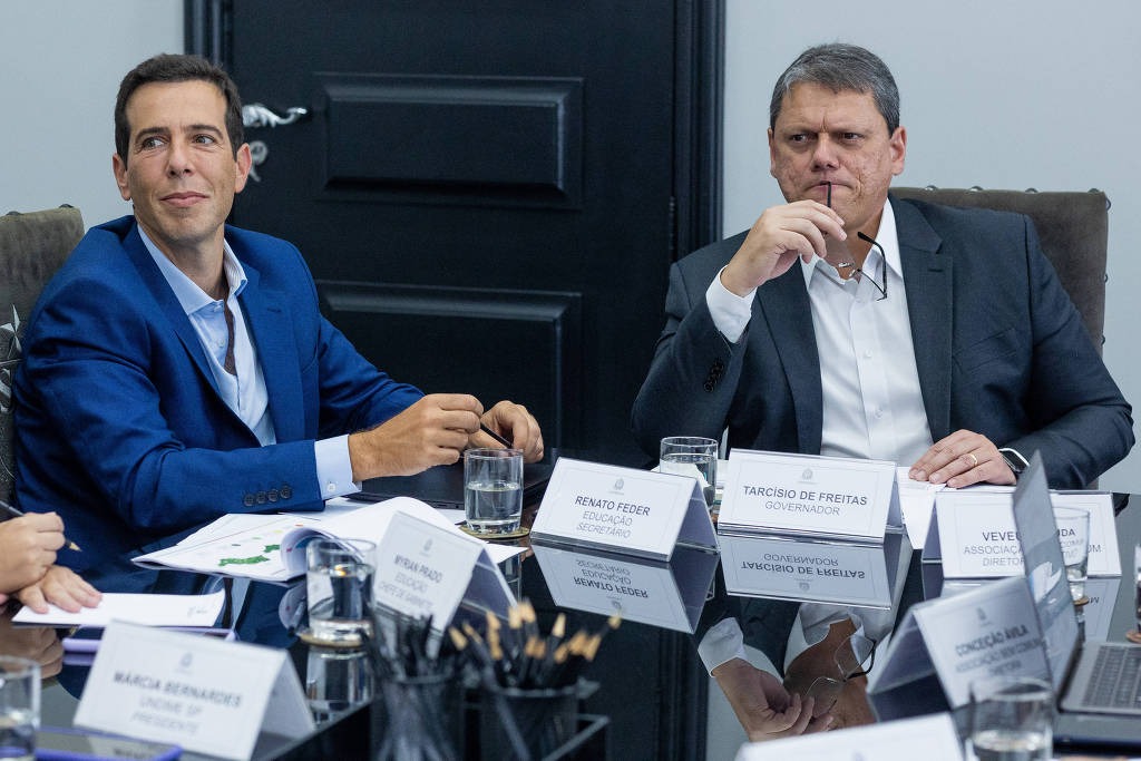 Renato Feder anuncia que escolas estaduais de SP não terão livro didático do MEC no ano que vem.