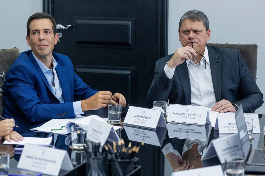 Renato Feder anuncia que escolas estaduais de SP não terão livro didático do MEC no ano que vem.