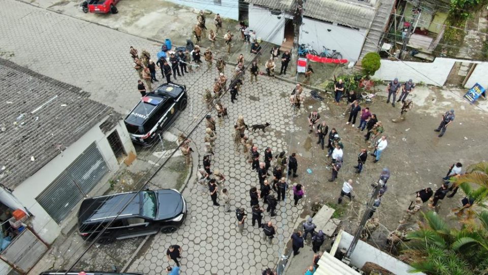Polícias Militar e Civil em operação na Baixada Santista contra o crime organizado.