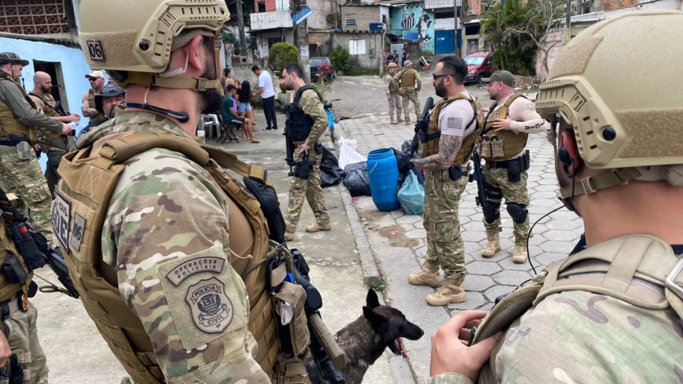 Policiais militares e civis durante a Operação Escudo na Baixada Santista.