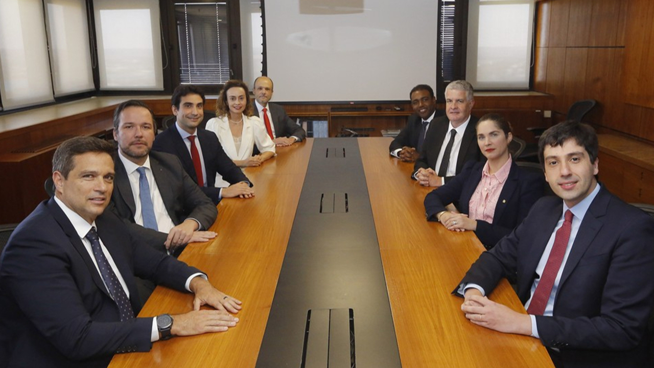 Campos Neto (primeiro à esquerda) e demais diretores do Banco Central na reunião em que cortaram juros em 0,5 ponto: combate à inflação no Brasil funcionou melhor que em países vizinhos e economias desenvolvidas.