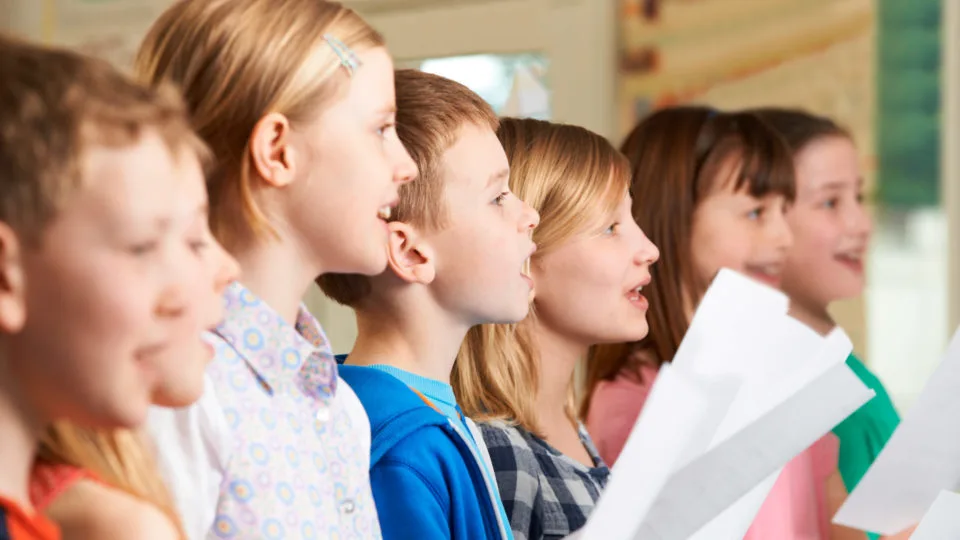 O ensino religioso é uma maneira de propor aos alunos que eles reflitam sobre valores e desenvolvam sua capacidade crítica