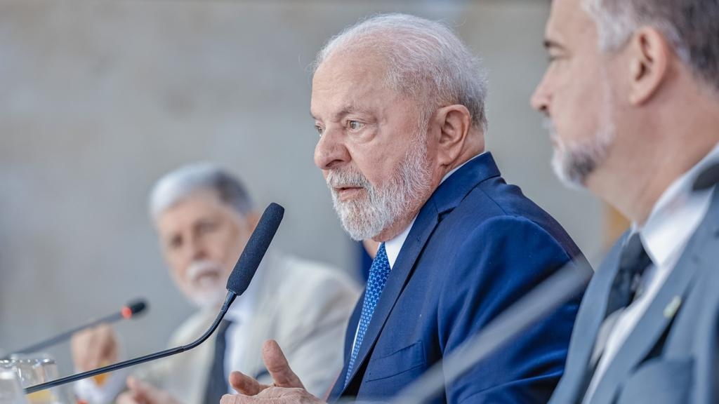 Lula vai para África discutir expansão dos Brics e fim do uso dólar pelo bloco