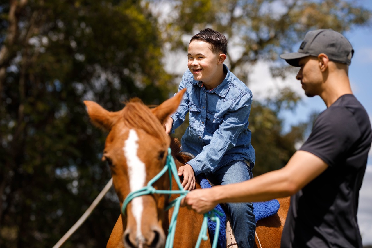 EquoSorriso alia gastronomia e equoterapia em piquenique beneficente com cestas de chefs renomadas.