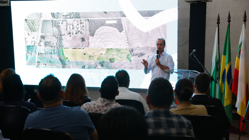 Prefeito de Maringá, Ulisses Maia (PSD), mostra detalhes do terreno onde pretende instalar a praia artificial.
