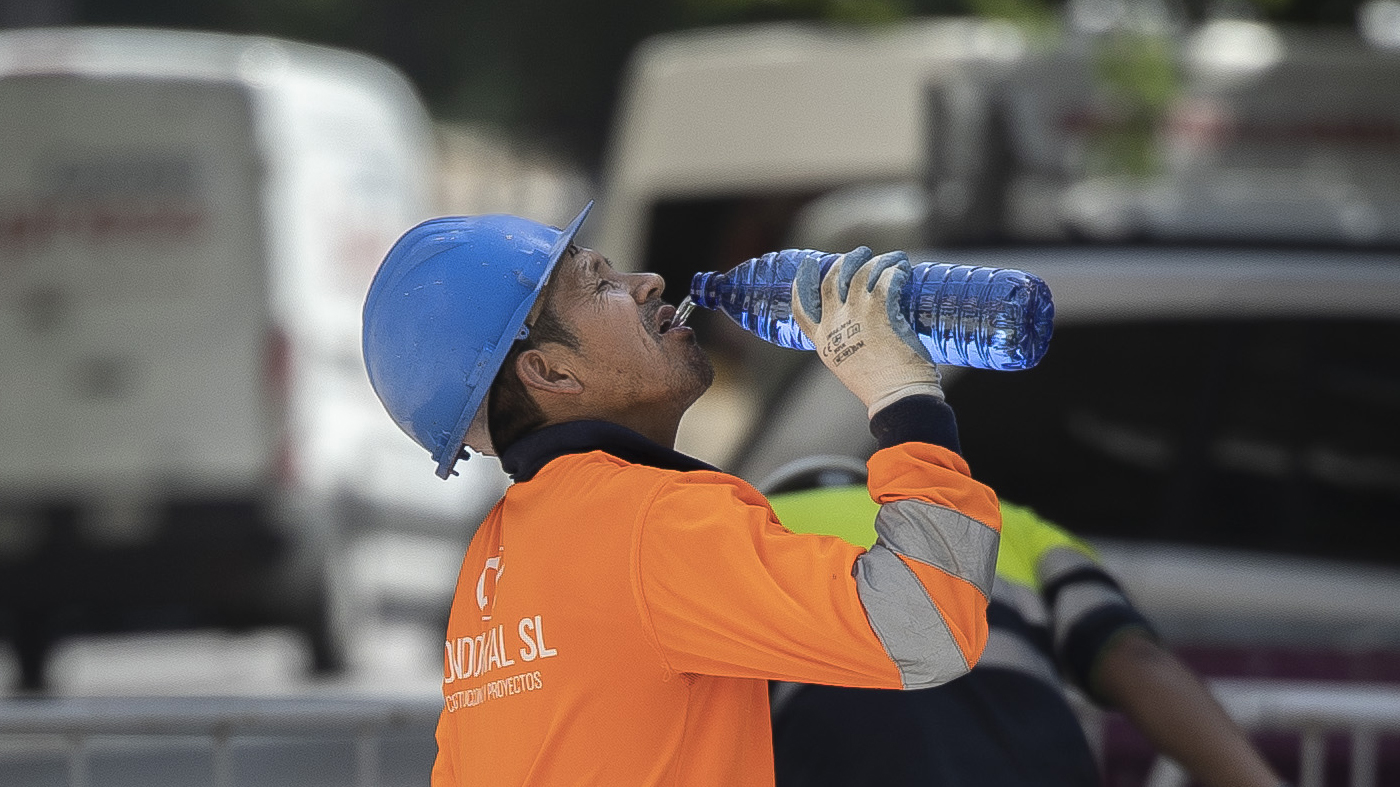 Trabalhador de construção mata a sede. Imprensa e políticos de esquerda acusaram o Texas de proibir trabalhadores de fazer pausas para tomar água, notícia era desinformação.