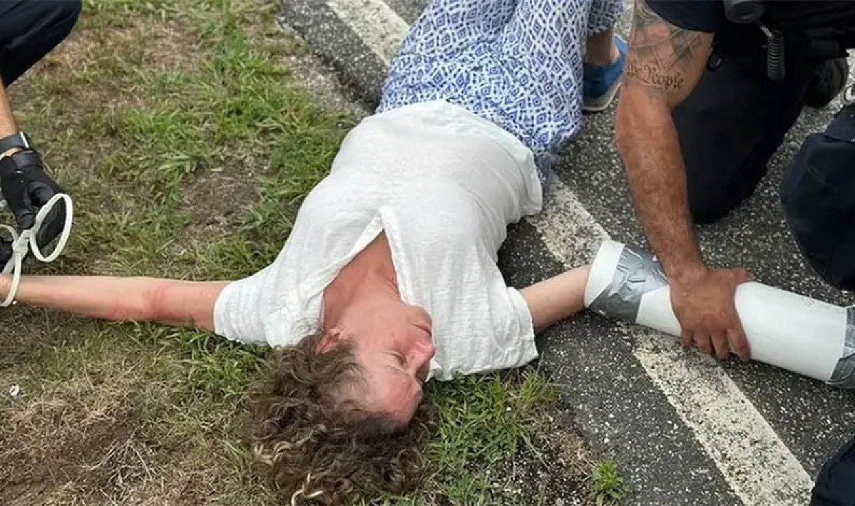 Abigail Disney durante um protesto ambientalista em Nova York contra o uso de jatinhos particulares