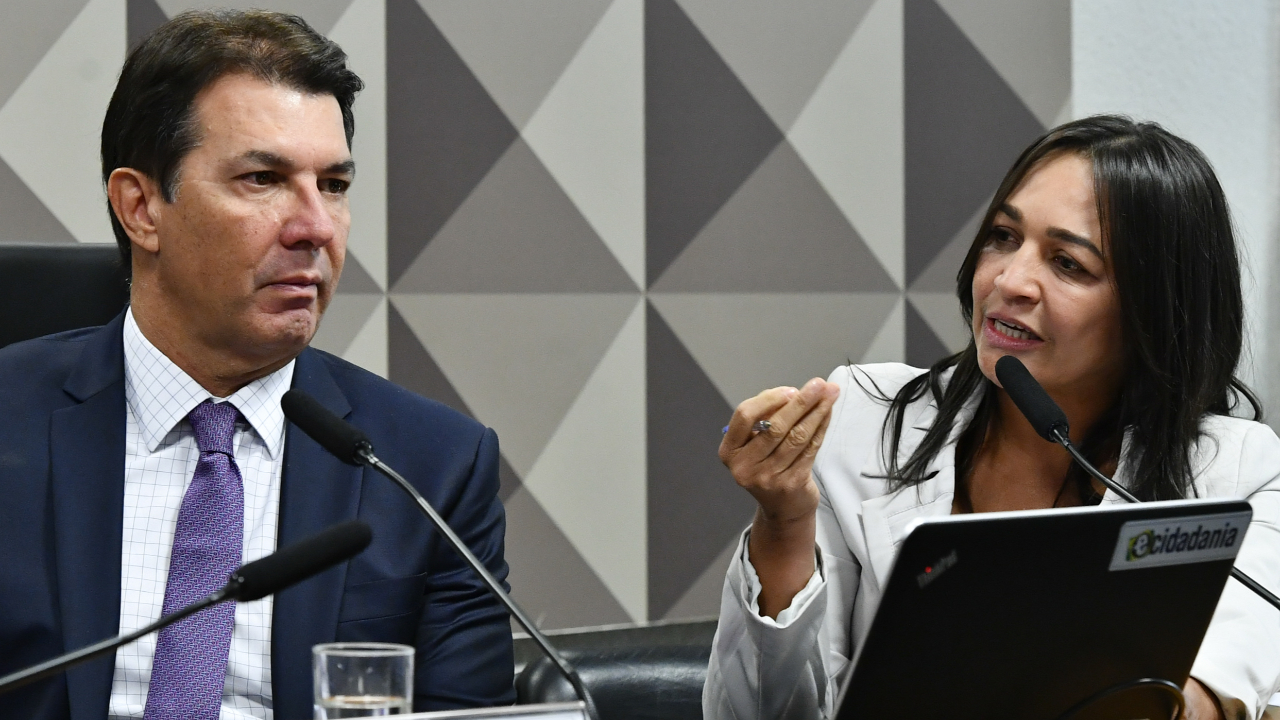O presidente da CPMI do 8 de Janeiro, deputado Arthur Maia (União-BA), e a relatora, Eliziane Gama (PSD-MA).