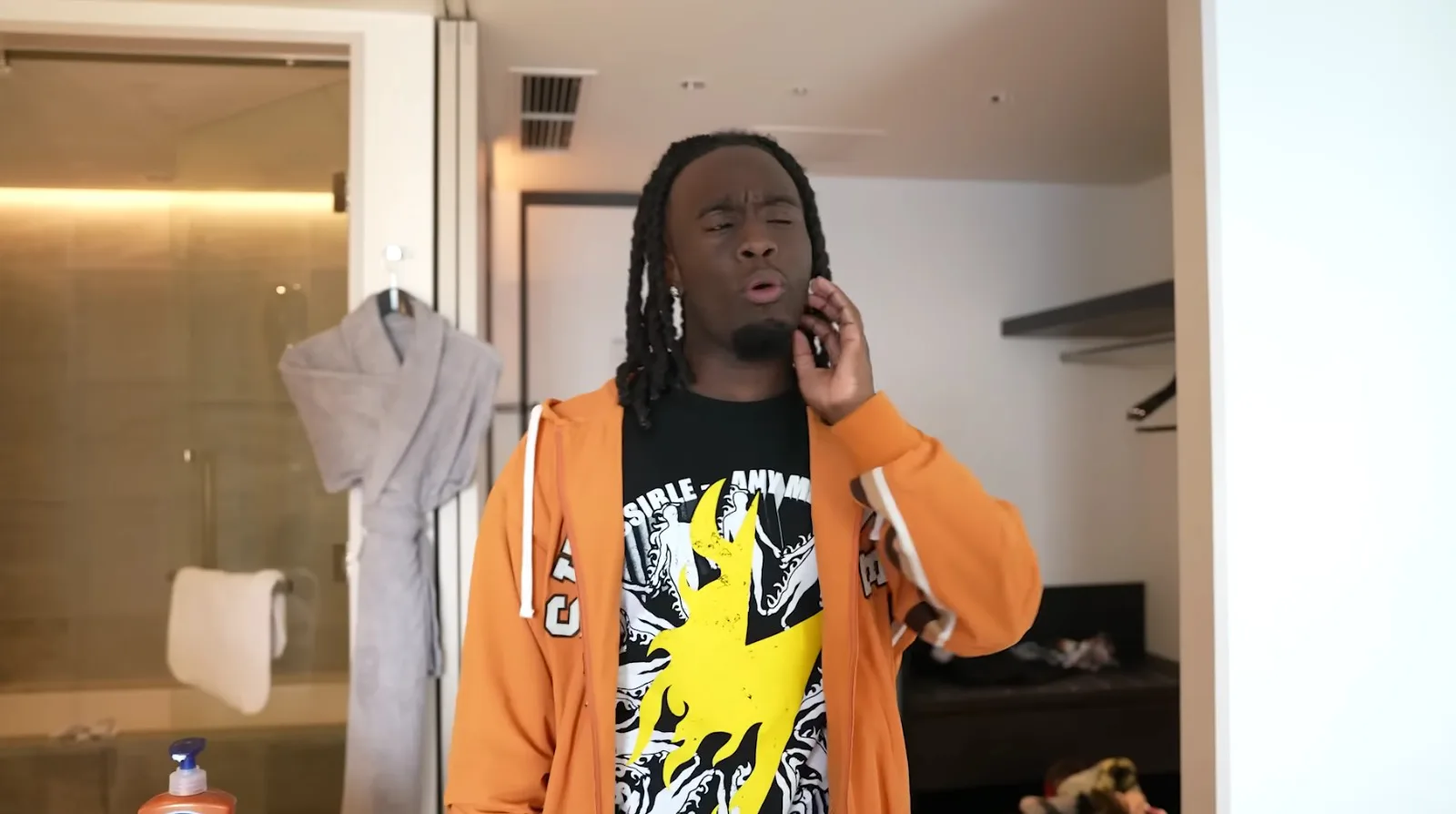 O influenciador de 21 anos foi liberado na madrugada deste sábado (5), mas vai responder por incitação de motim e reunião ilegal, uma vez que não tinha autorização oficial para realizar o evento