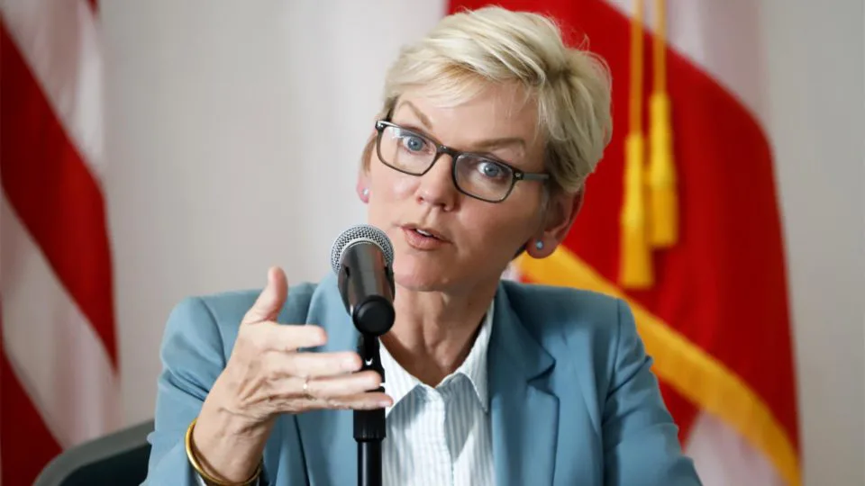 A Secretária de Energia dos Estados Unidos, Jennifer Granholm, liberou milhões de barris de petróleo de reservas estratégicas do país, após conversas com membro do Partido Comunista Chinês