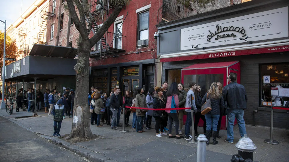 Fila em frente à popular Juliana's Pizza, em Nova York