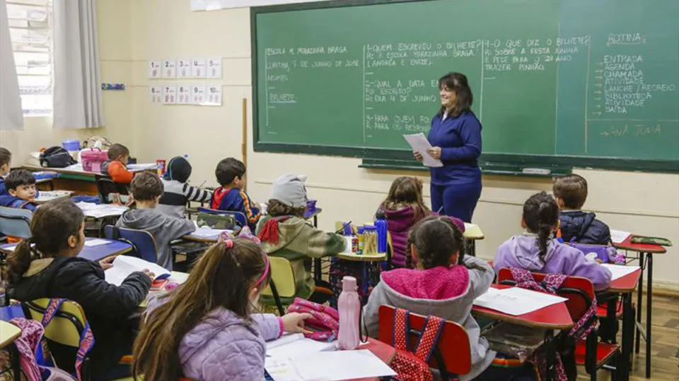 Secretaria de Educação de Curitiba reforça que escolas da rede municipal terão atendimento normal nesta terça-feira (8).