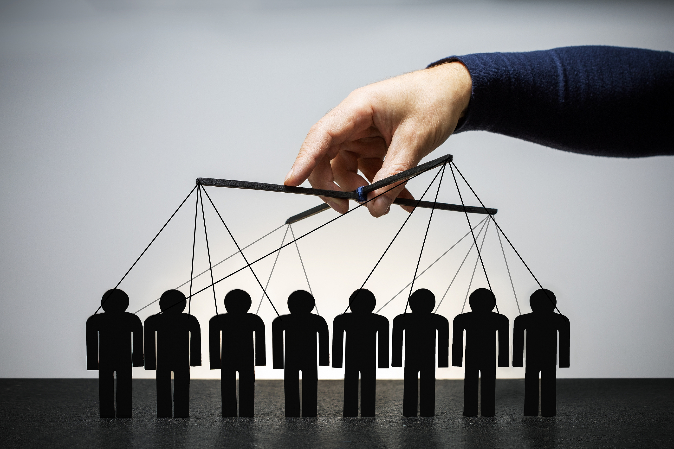 Os novos tiranos querem derrubar a civilização dos conquistados e invadir seu território espiritual.