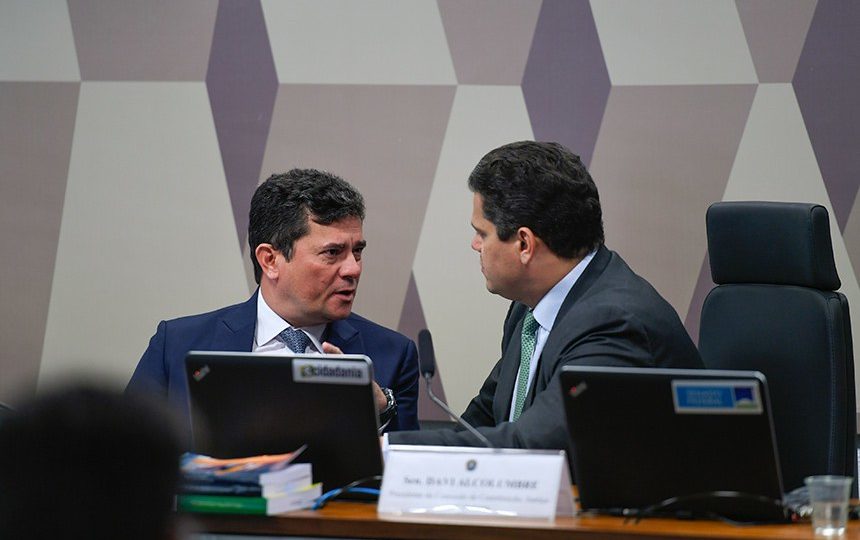 Ampliação da coleta de DNA de criminosos é aprovada na CCJ do Senado O relator, Sergio Moro, conversa com o presidente da CCJ, Davi Alcolumbre