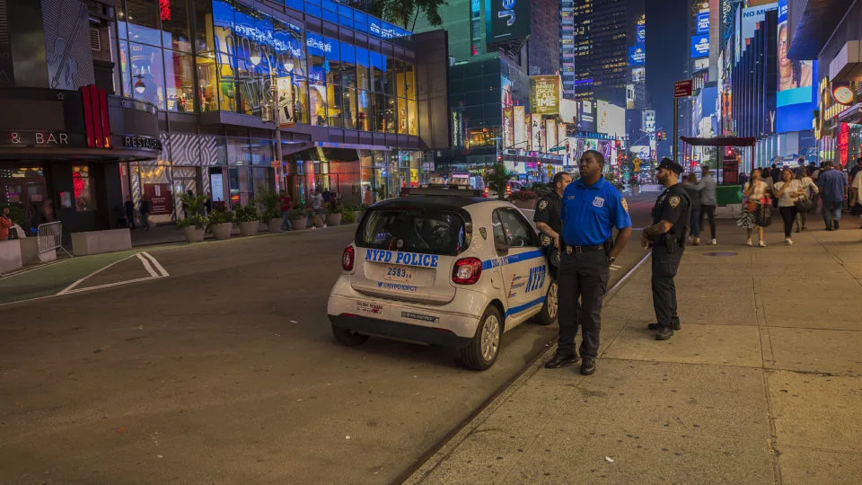 Polícia de Nova York patrulhando Manhattan