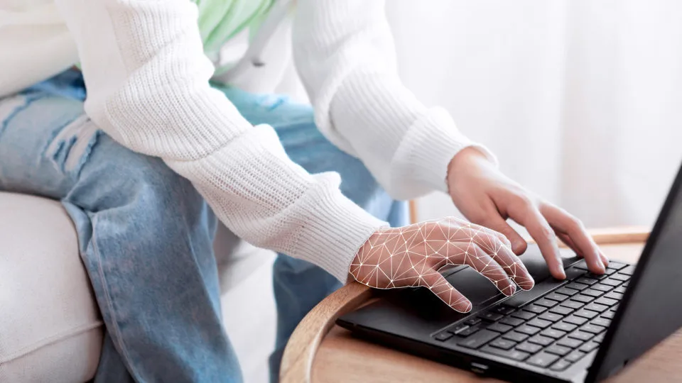 Homem digitando