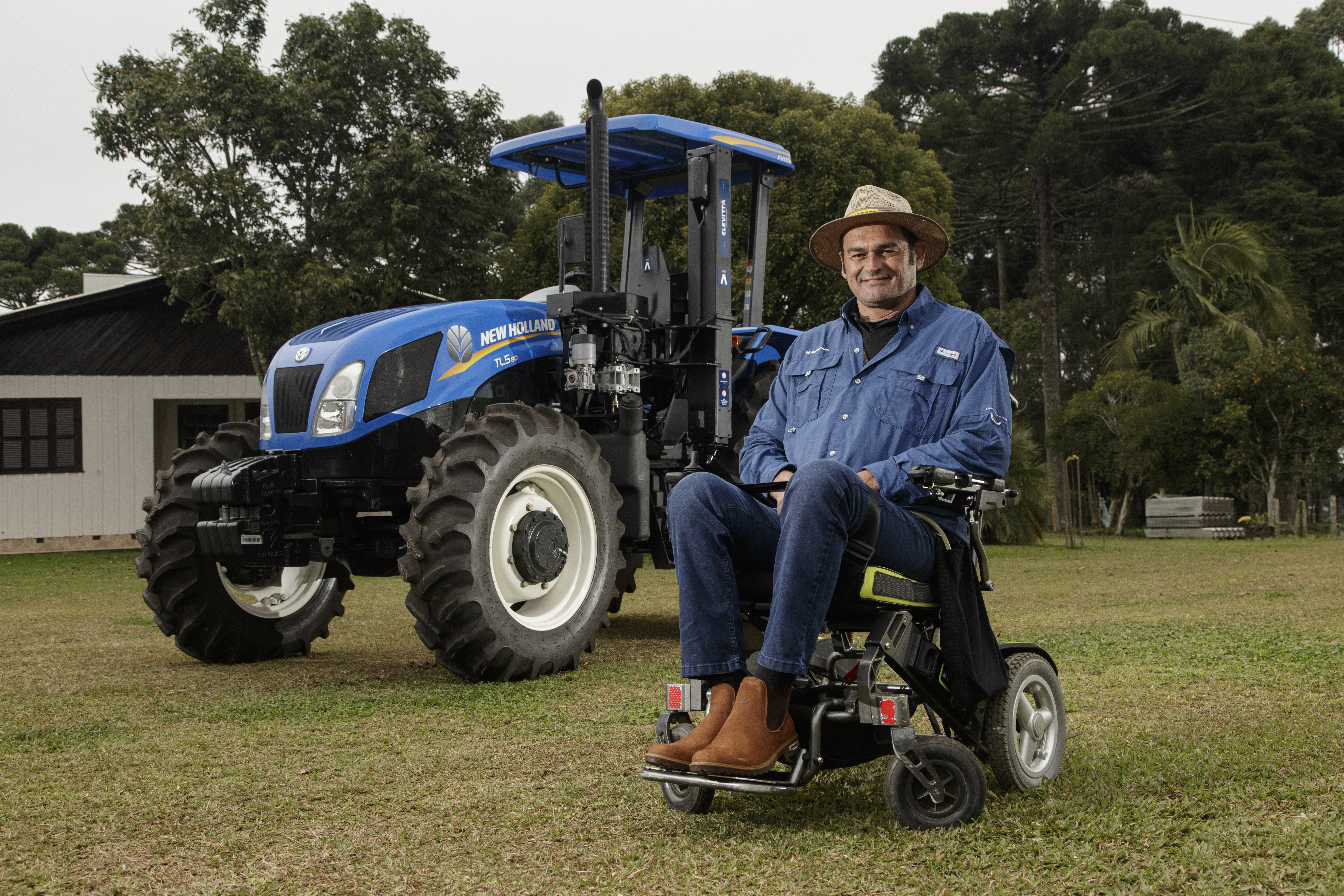 O agricultor Fernando Dalmorin à frente do TL5 Acessível