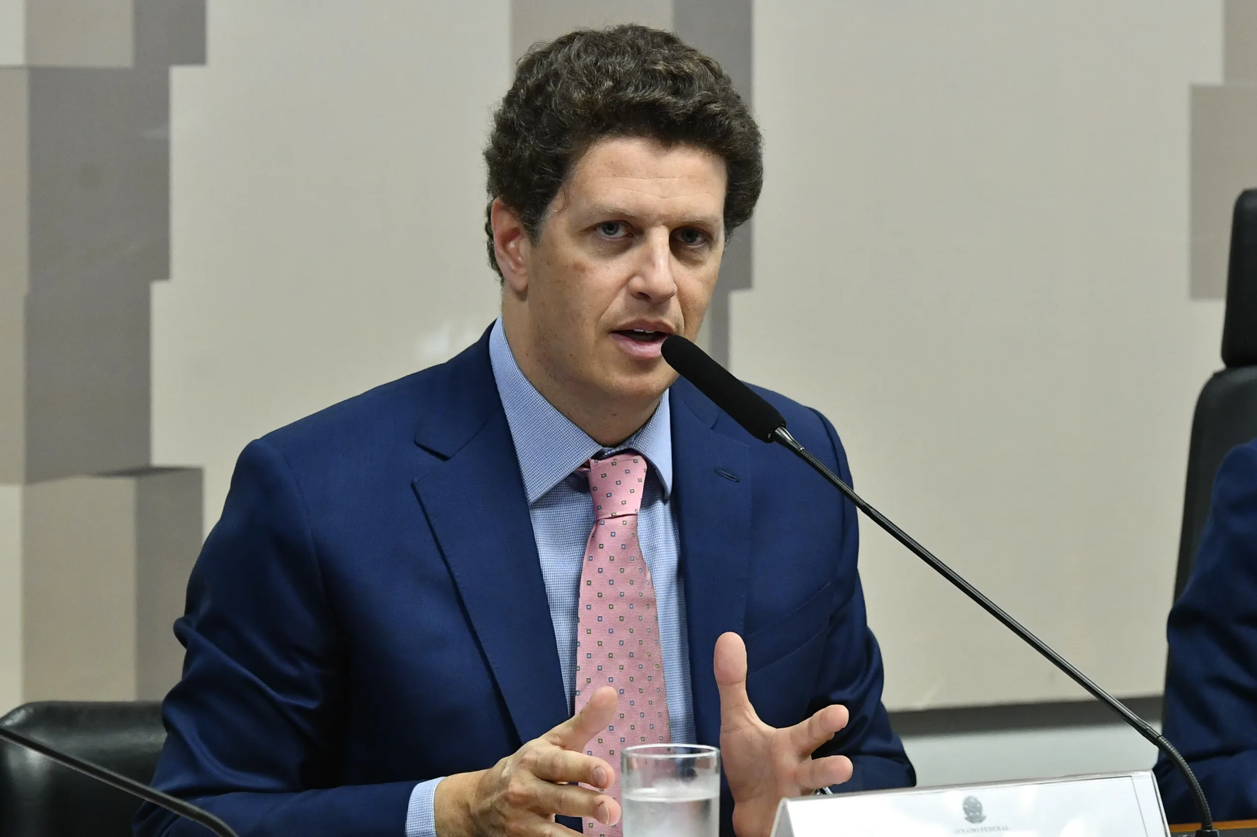 Ricardo Salles afirma que problemas climáticos são culpa dos países ricos.