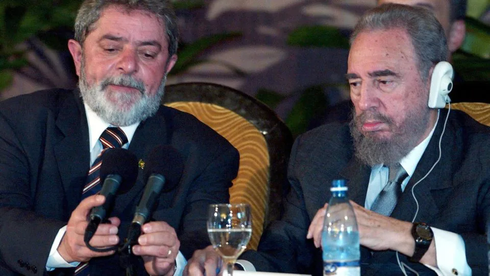 Lula e o ditador Fidel Castro, durante um seminário em Cuba, em 2003