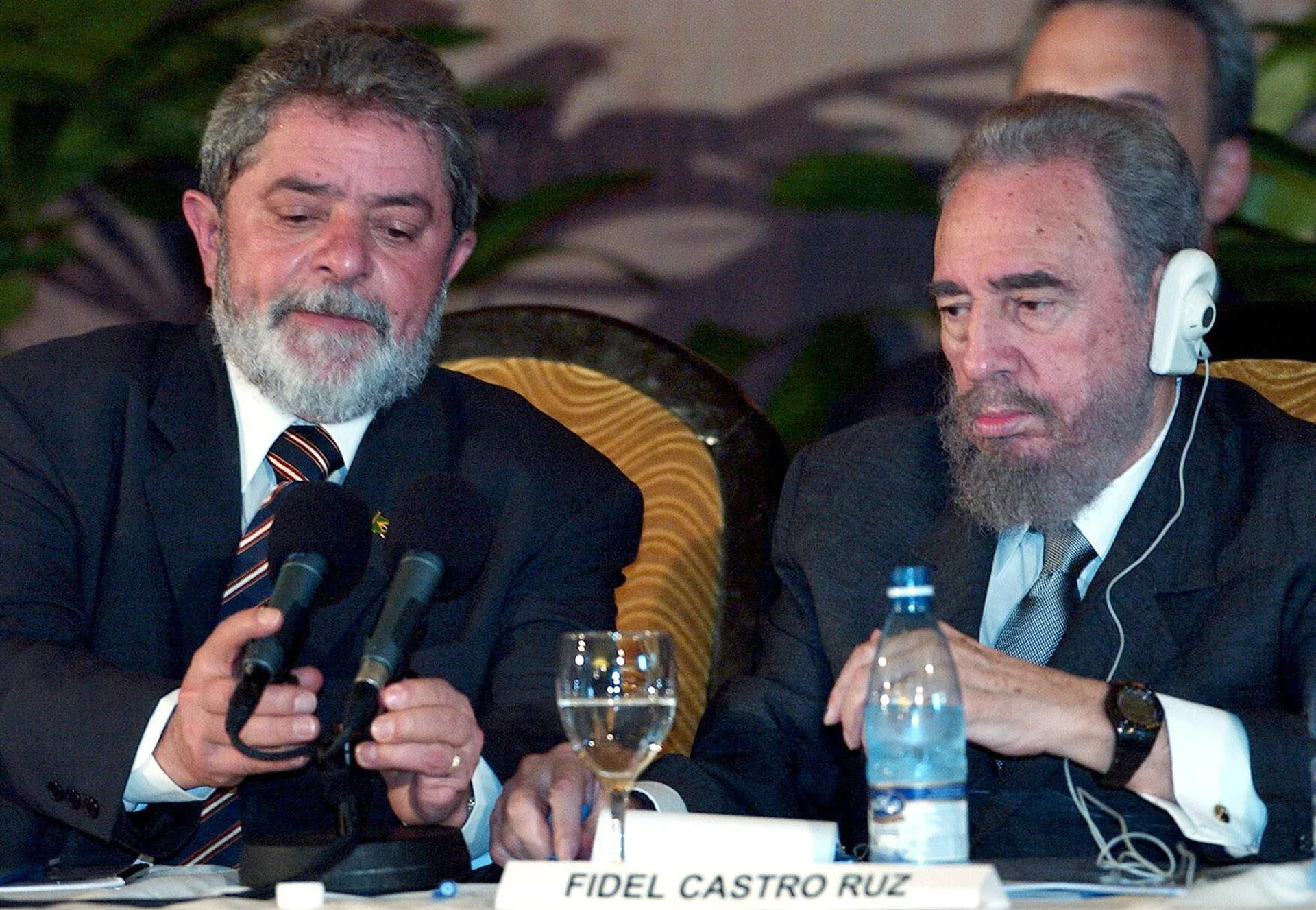 Lula e o ditador Fidel Castro, durante um seminário em Cuba, em 2003