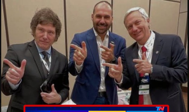 Eduardo Bolsonaro postou foto no Twitter junto com Milei, feliz com sua eleição nas primárias.