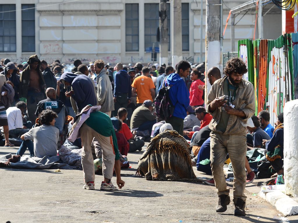 Usuários de drogas se aglomeram na região central da capital paulista.