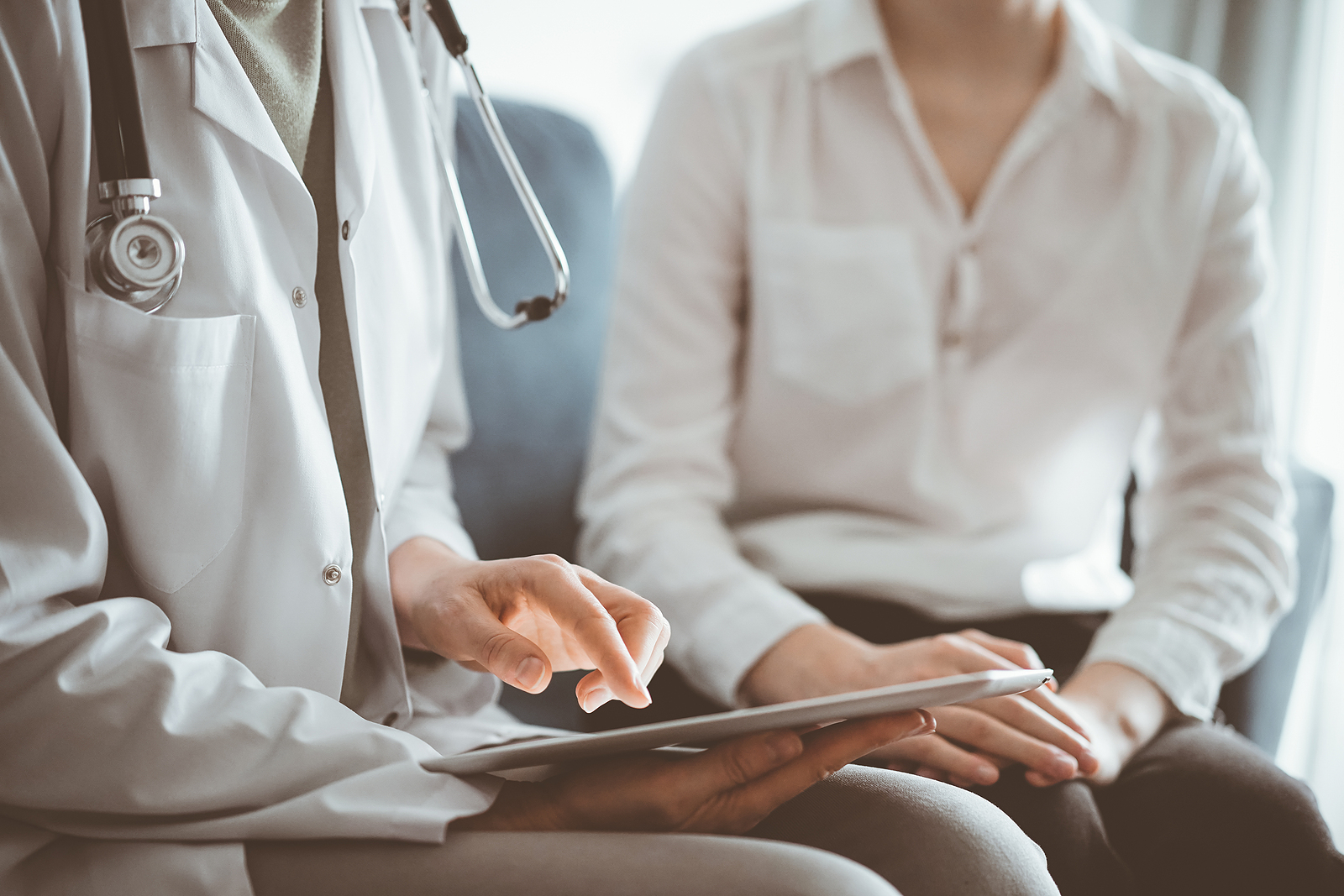 Paciente com câncer no Oregon, nos Estados Unidos, afirma que clínica suspendeu seu tratamento por opinião “crítica de gênero”