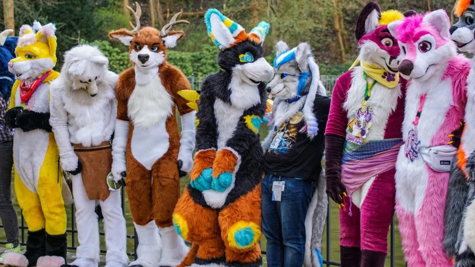 Desfile de "furries": comunidade vem sendo enquadrada nas novas leis de proteção infantil dos EUA.