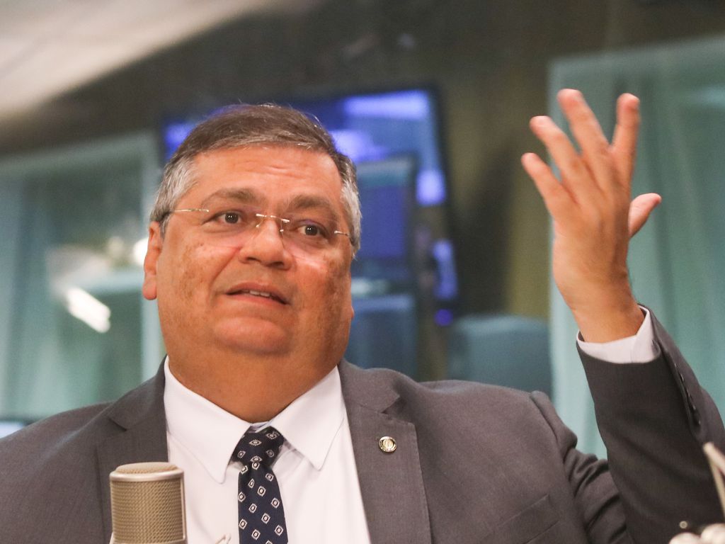 Como governador do Maranhão, Dino protagonizou gastos milionários com itens polêmicos, como canapés, trufas e bacalhau, assinatura de revistas Carta Capital impressas para escolas em plena pandemia e um volume histórico de publicidade