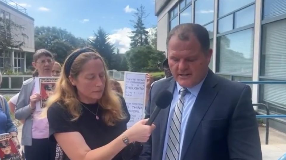 Adam Smith-Connor após audiência em que foi marcada a data de seu julgamento por rezar silenciosamente pelo filho abortado: há 22 anos ele levou a ex-namorada a uma clínica e pagou pelo aborto dela