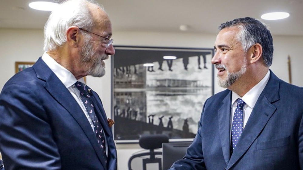 Pai de Julian Assange encontra ministro de Lula no Palácio do Planalto para agradecer por &#8220;apoio&#8221; ao jornalista acusado de espionagem.