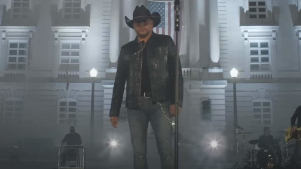 O cantor Jason Aldean em uma cena do polêmico clipe da música "Try That In a Small Town".