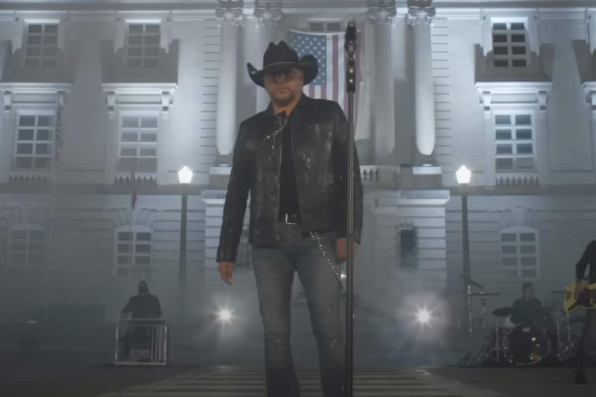 O cantor Jason Aldean em uma cena do polêmico clipe da música &#8220;Try That In a Small Town&#8221;.