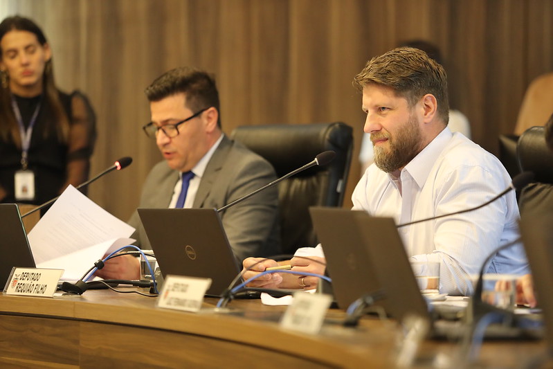 Arilson Chiorato (PT) e Requião Filho (PT) contestam proposta que pretende conceder honraria a Jair Bolsonaro no Paraná