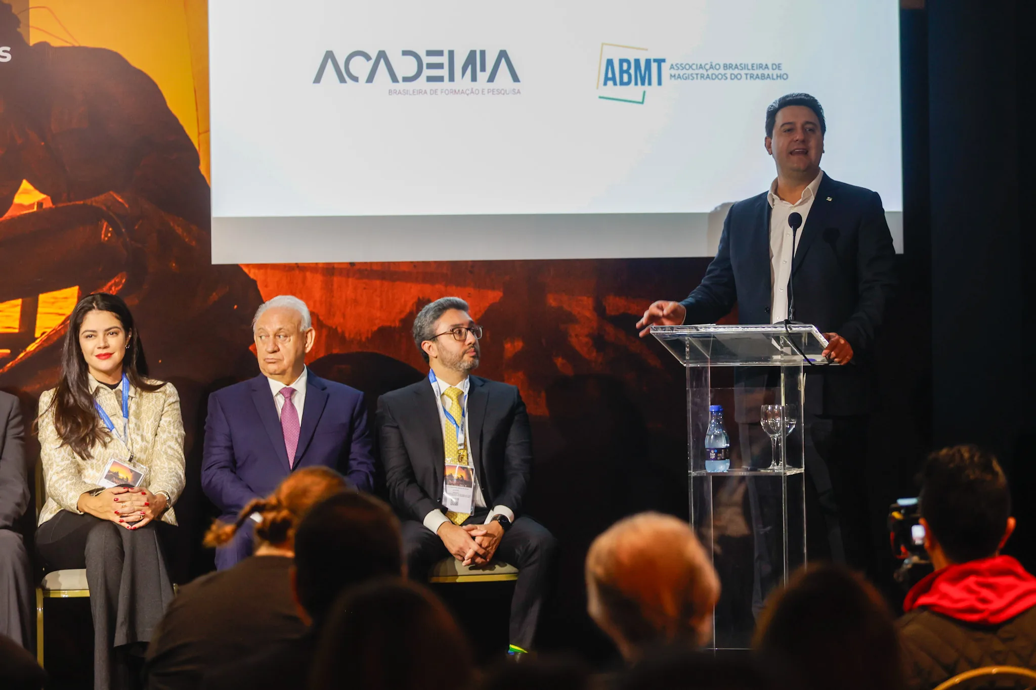 No Seminário dos Portos, nesta sexta-feira (25), o governador Ratinho Junior destacou os avanços do setor portuário, mas criticou a atitude de membros do Ministério Público e ONGs